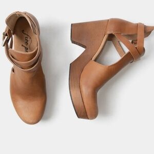 New Never Worn!  Free People Cedar Clogs. Classic leather. Size 39.